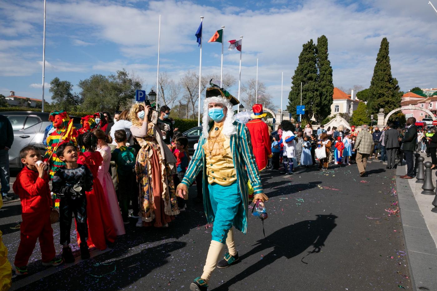 Desfile de Carnaval anima ruas de Oeiras