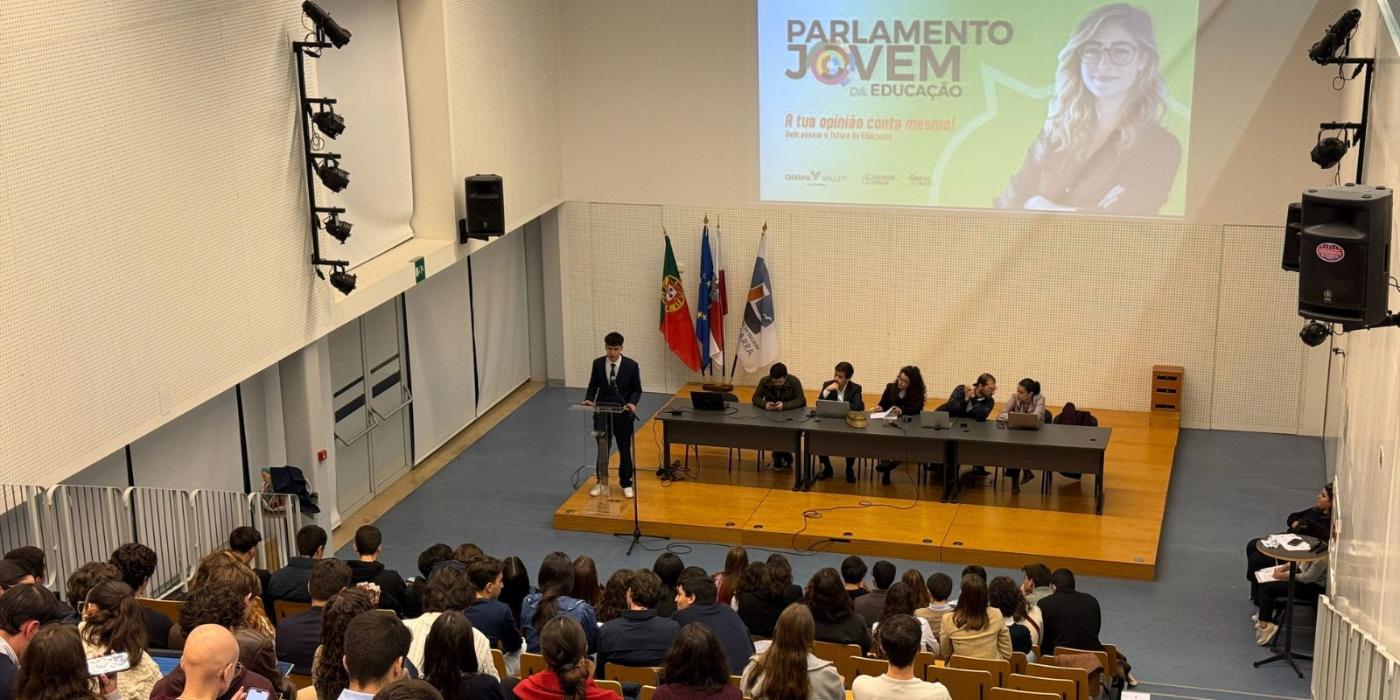 Parlamento Jovem da Educação_sessão.jpg